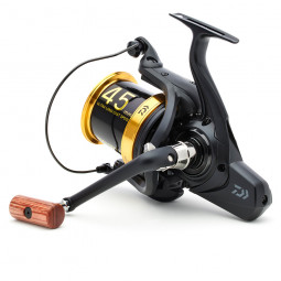 DAIWA 23 Emblem 45 SCW QD-OT kaprový navijak pravá strana