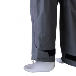 DAIWA Gore-Tex BIBS Steel Grey detal spodnej časti nohavíc